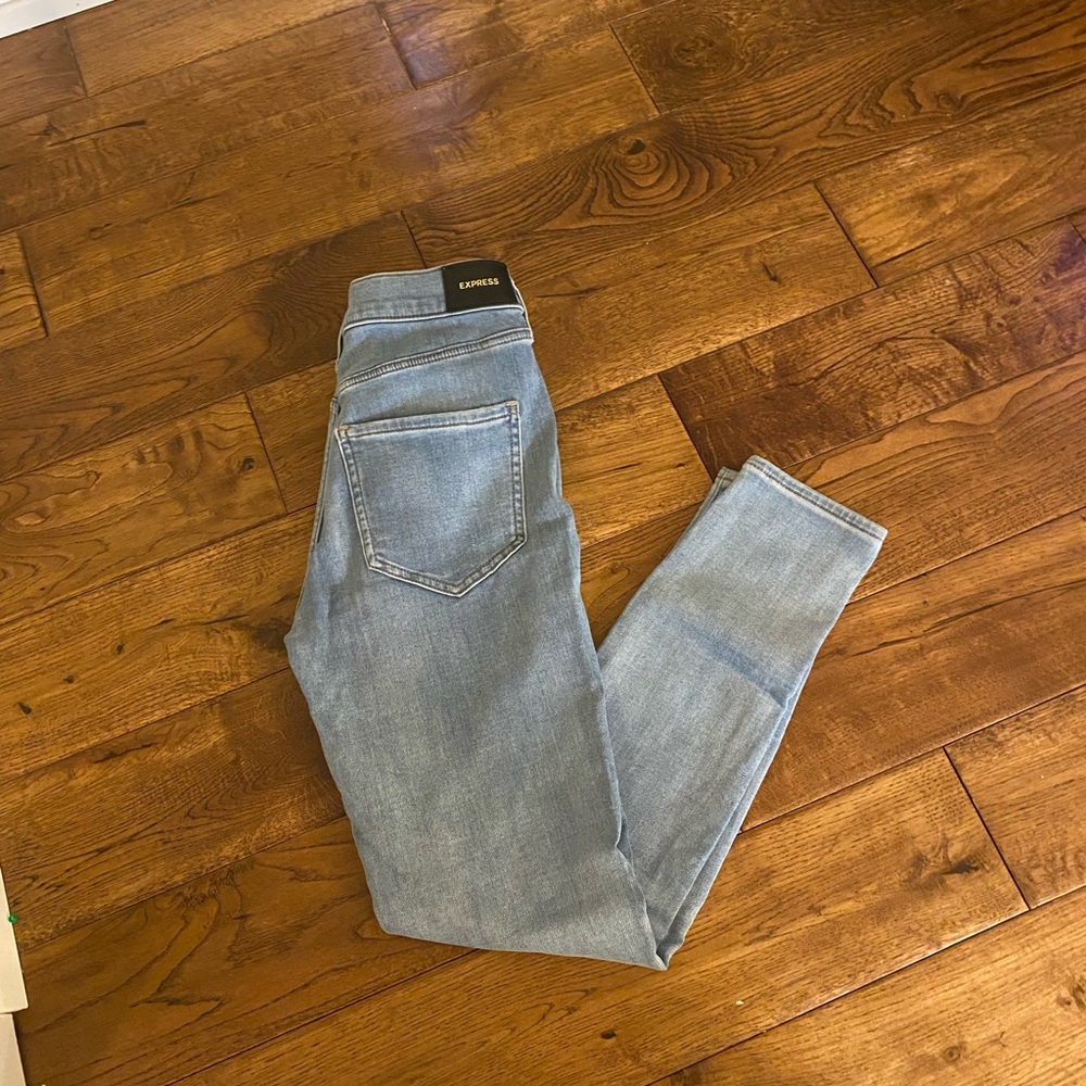 Express Women's Skinny Jeans in Light Wash Denim - Picture 2 of 3